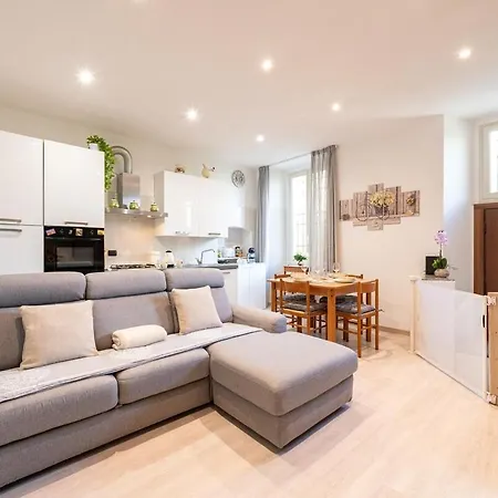 Sunflower - Modern On Maggiore Apartment