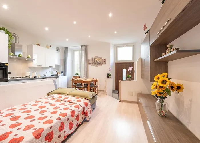 Sunflower - Modern On Maggiore Apartment
